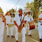 תהלוכה מוזיקלית עם מתופפי מדבר