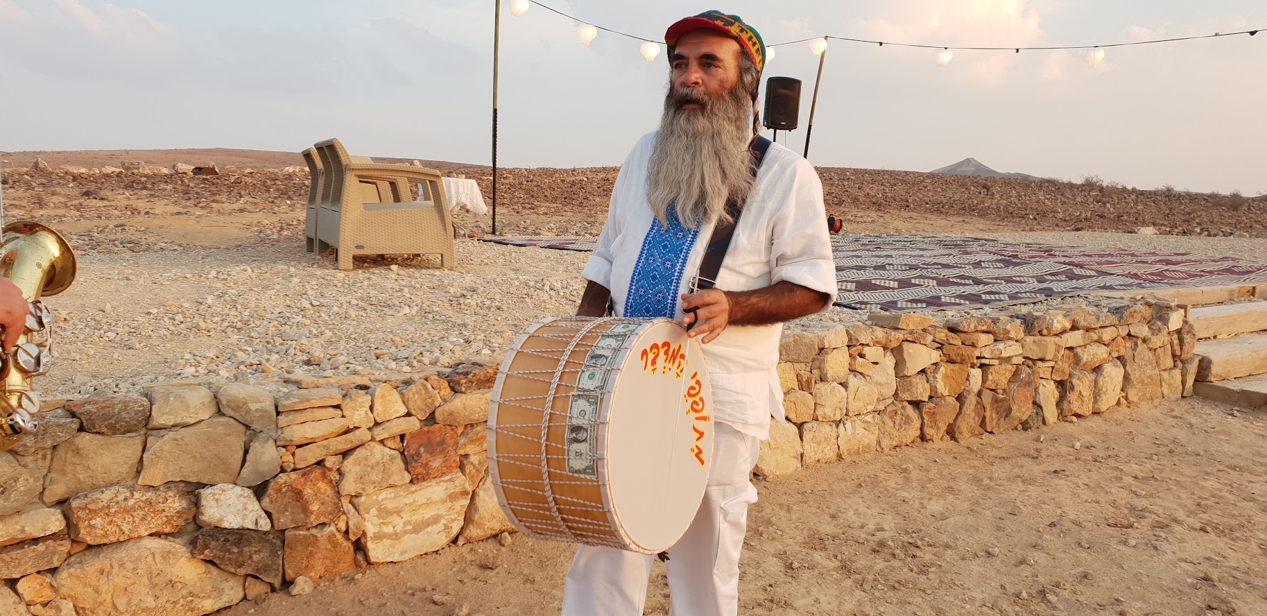 חתונה במדבר עם מתופפים
